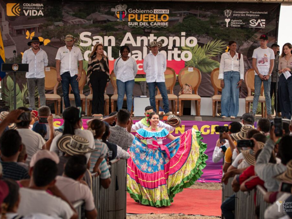 Evento de entrega de predios en Sucre.