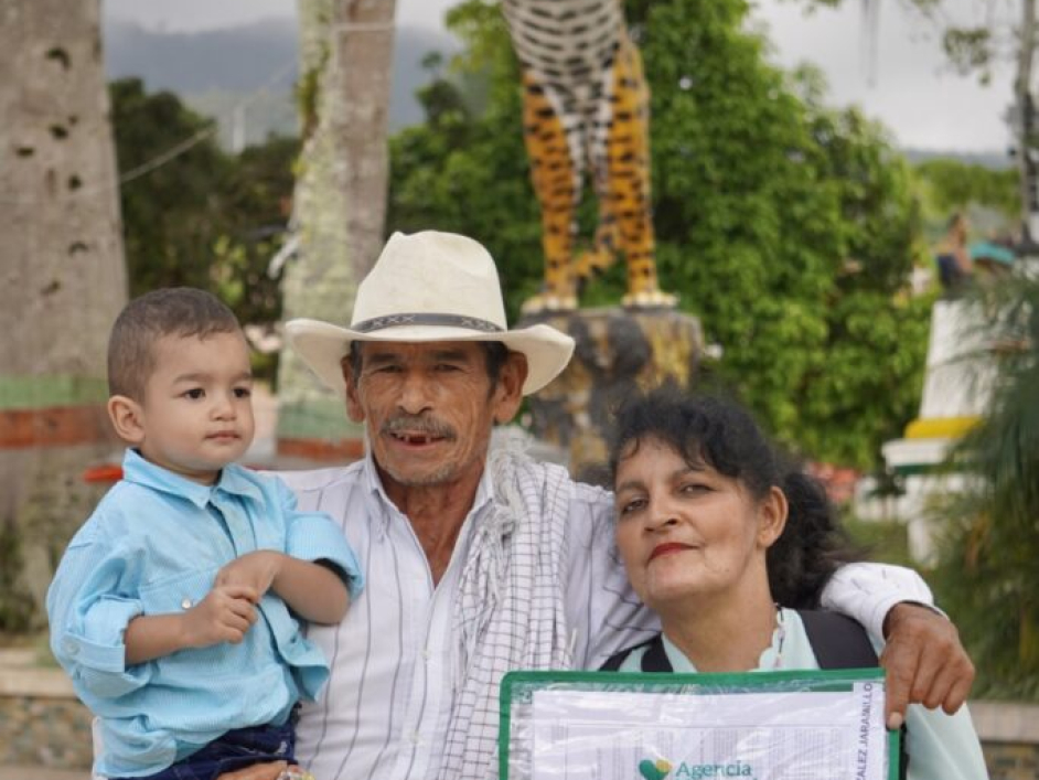 Familia campesina de Amalfi recibiendo títulos