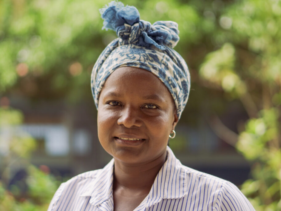 Beneficiaria asistente a la entrega de títulos.