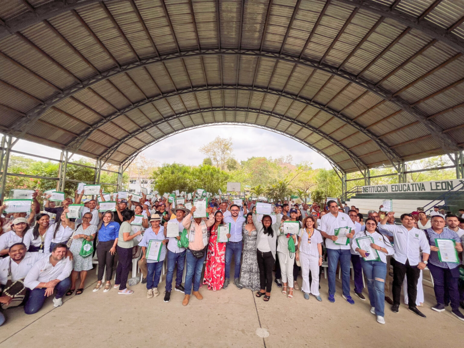Personas que asistieron a la entrega de tierras.