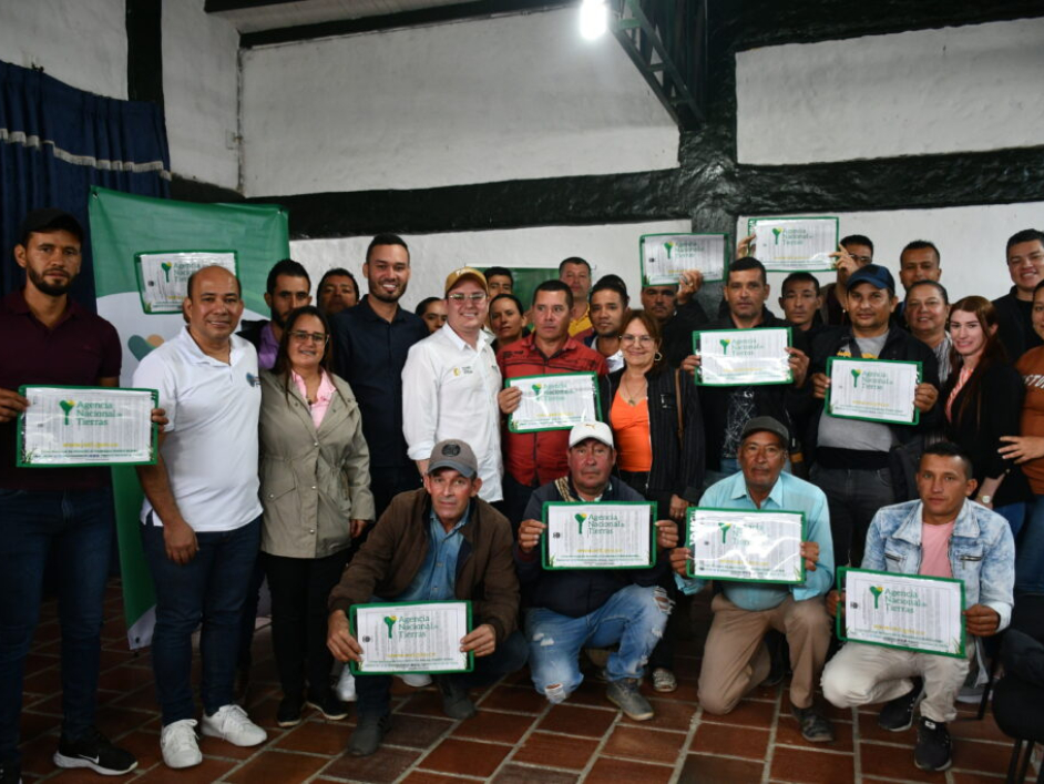 Beneficiados con la entrega de títulos.