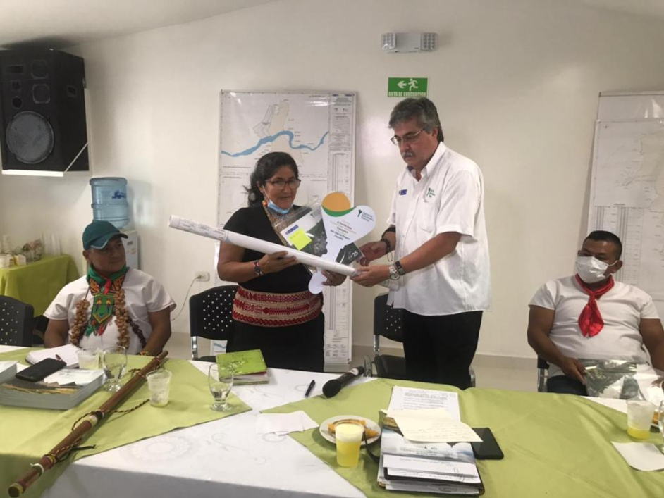 Funcionario ANT entregando titulo ampliación de resguardo indigena