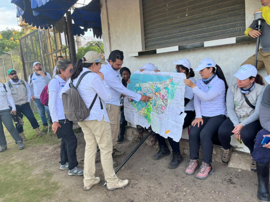 Funcionarios de ant revisando mapa de los terrenos de arroyo grande
