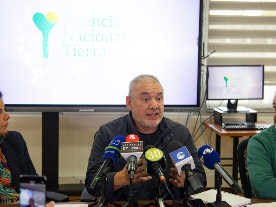 Gerardo Vega director general de la Agencia Nacional de Tierras dando declaraciones frente a medios de comunicación.
