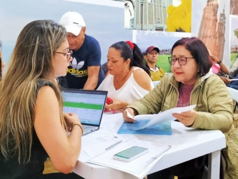 Mujer haciendo entrega de sus documentos.