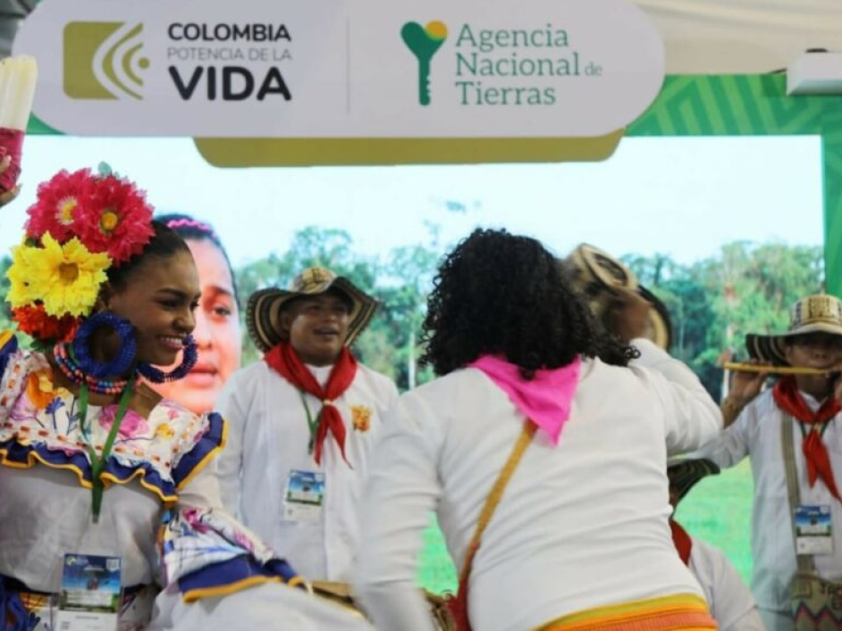 Grupo musical de San Marcos dando una muestra cultural, con trajes autóctonos en la la feria del sector agropecuario , AgroExpo 2023.