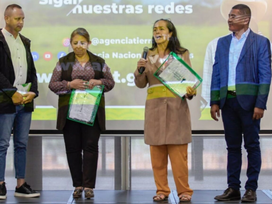 Funcionarios de ANT hacen entrega de títulos en la audiencia pública de rendición de cuentas para la vigencia 2022 – 2023