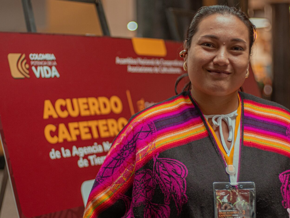 Mujer en la asamblea cafetera.