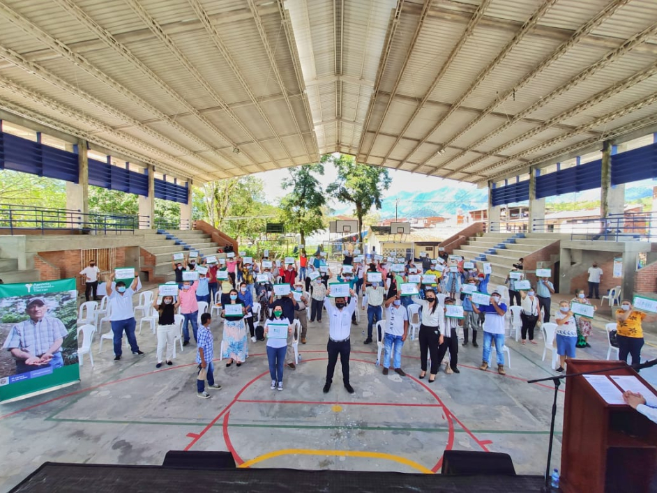 Familias mostrando su titulo de propiedad