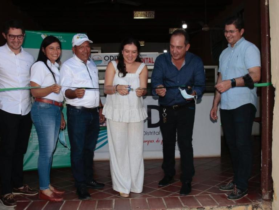 Ex directora de la ant, alcaldes de departamentos de Bolívar y Magdalena, cortando liston de apertura de punto de atención