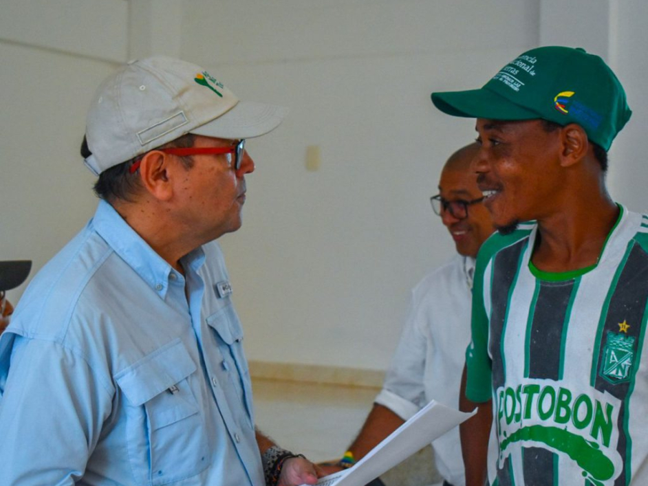 Beneficiario recibiendo su título.