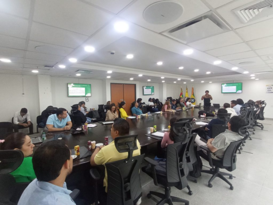 Funcionarios de la ANT recibiendo una capacitación.