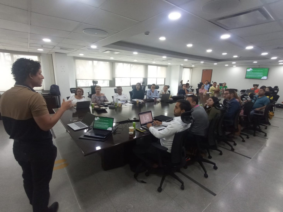 Funcionarios de la ANT recibiendo una capacitación.