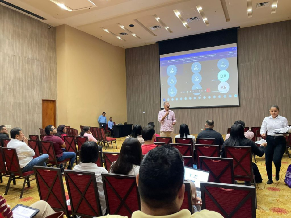 Funcionarios de la ANT recibiendo una capacitación.