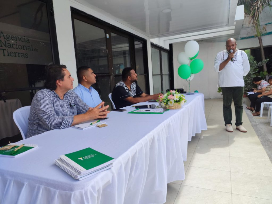 Sesión de inauguración de la nueva sede y los asistentes a ella.