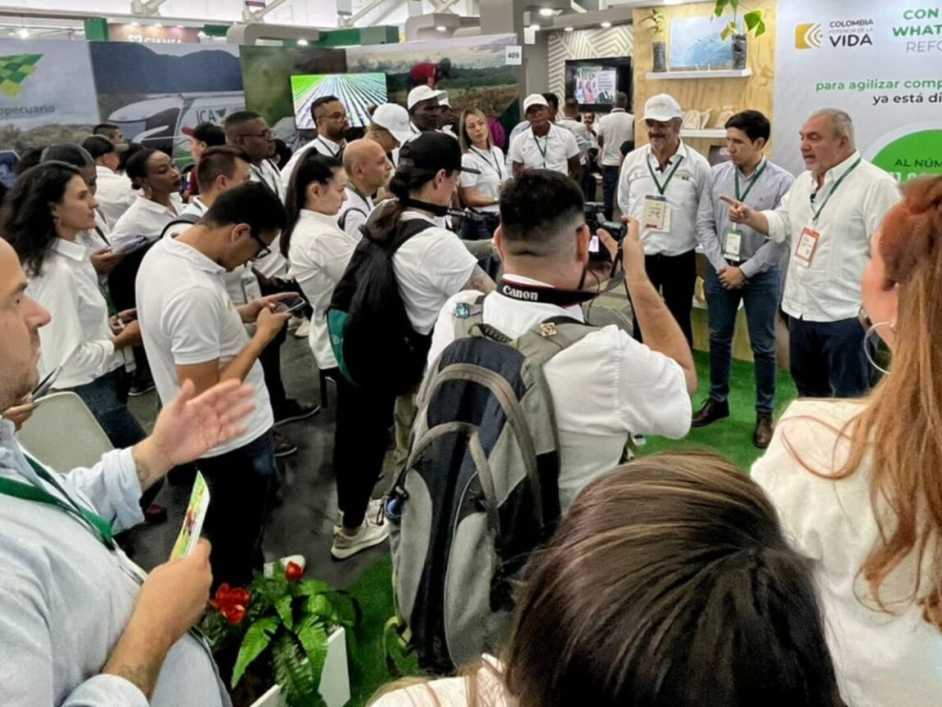 Fotografía de la feria agrícola desarrollada en Plaza Mayor, Medellín.