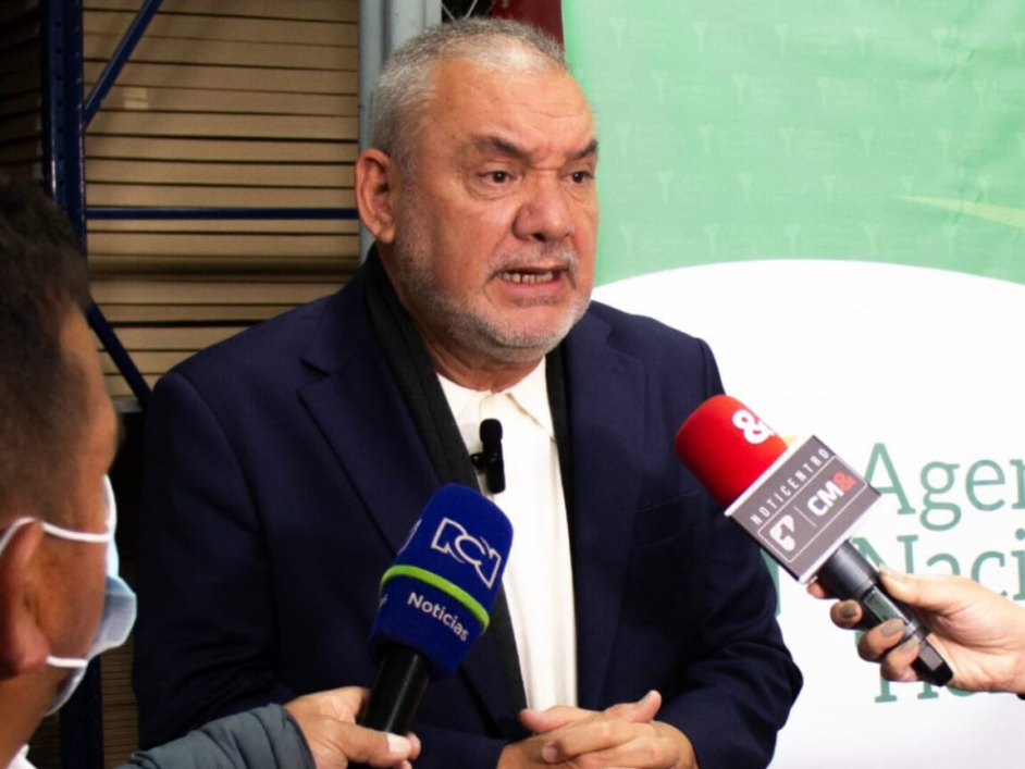 Director general de la ANT Gerardo Vega siendo entrevistado por medios de comunicaciión.