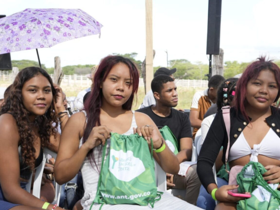 Mujeres de La Guajira recibiendo sus títulos.