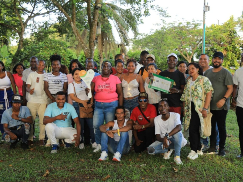 Familias de El Tambo y Timbiquí recibiendo sus títulos.