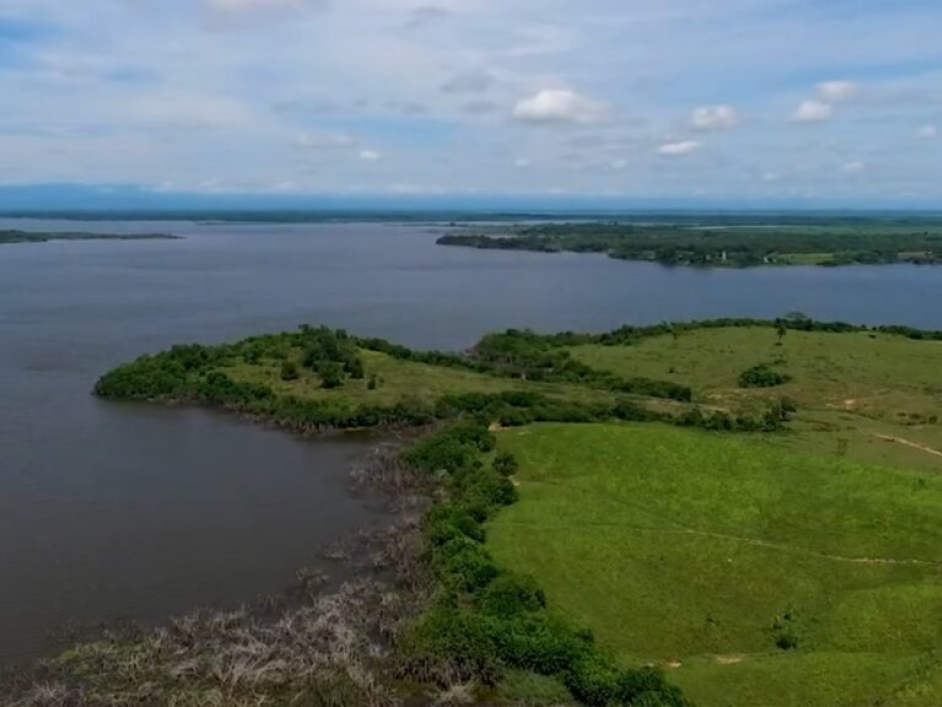Vista desde arriba de un lago y pasto verde en Santander.