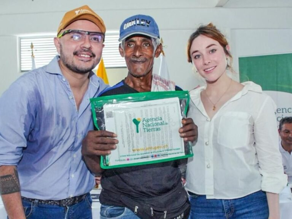 Señor recibiendo su título.