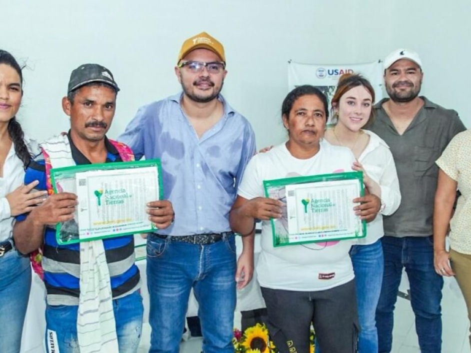 Varias personas recibiendo sus titulos.