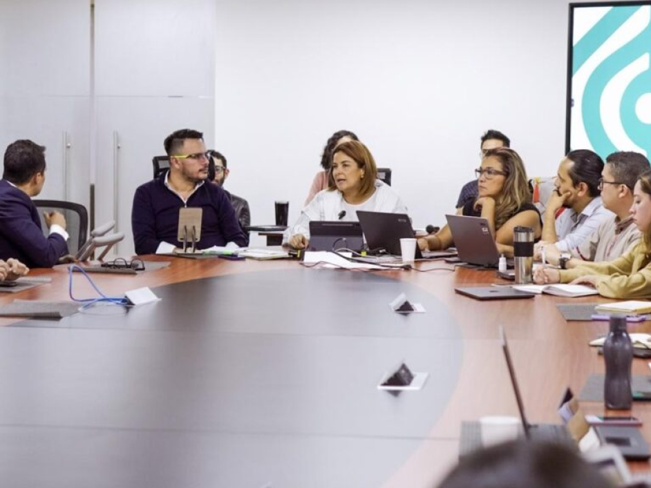 Fotografía de la sesión de firma de convenio.