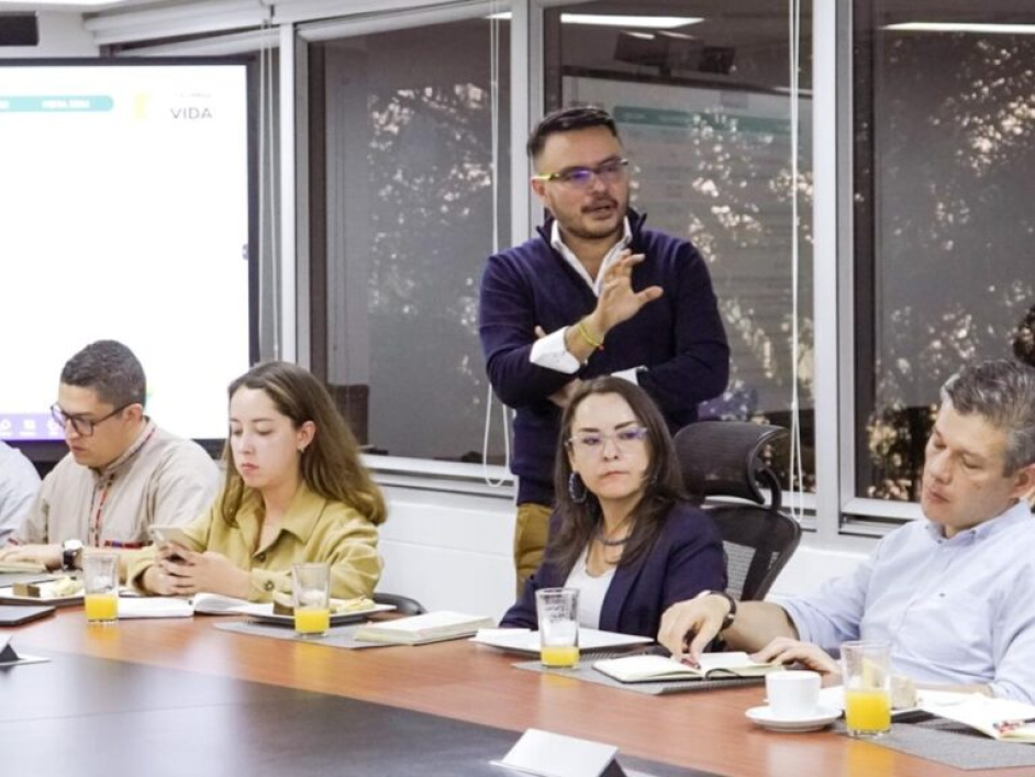 Fotografía de la sesión de firma de convenio.