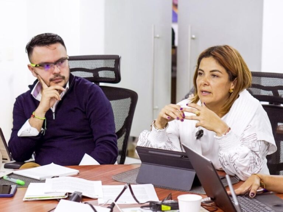 Fotografía de la sesión de firma de convenio.