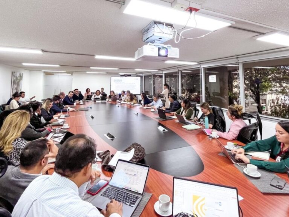 Fotografía de la sesión de firma de convenio.