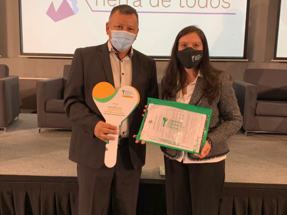 Ex directora Myriam Carolina Martínez entregando titulos de propiedas al alcalde de Ataco