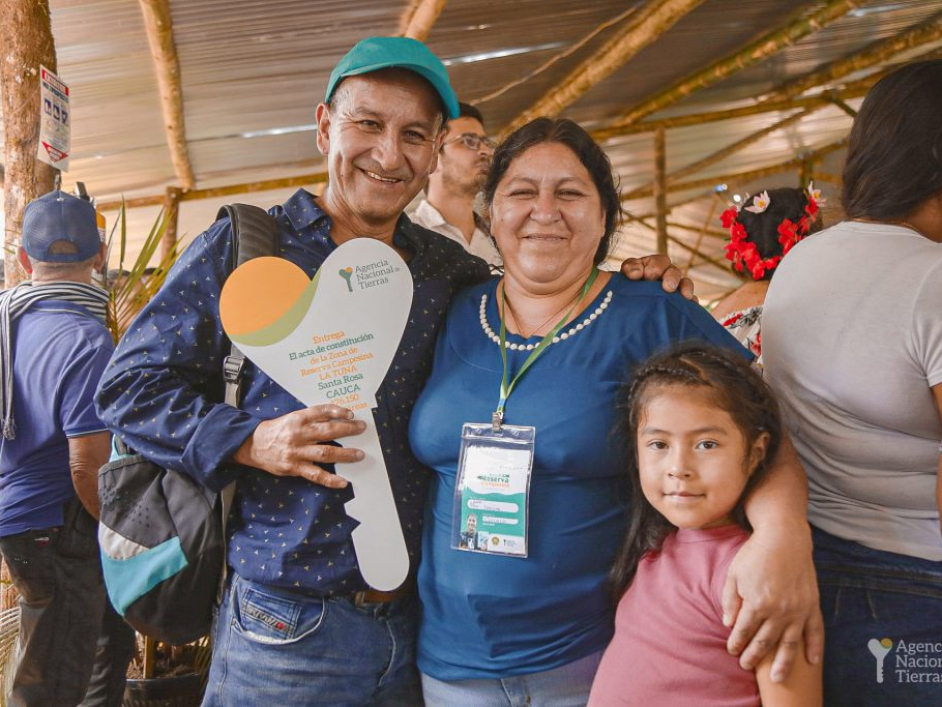 Familia beneficiada con la entrega.