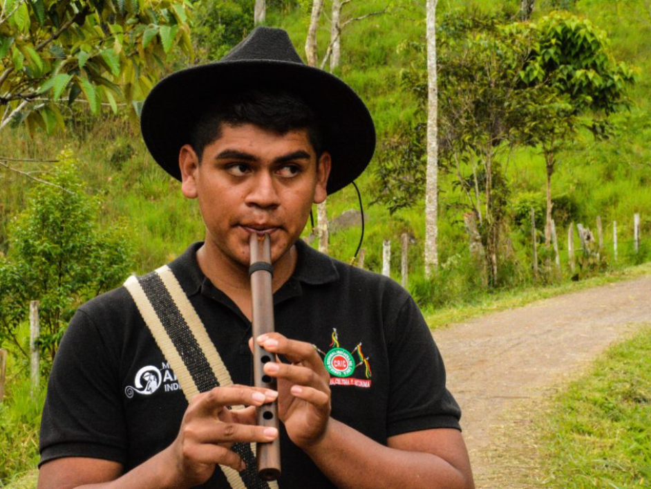 Hombre tocando la flauta.