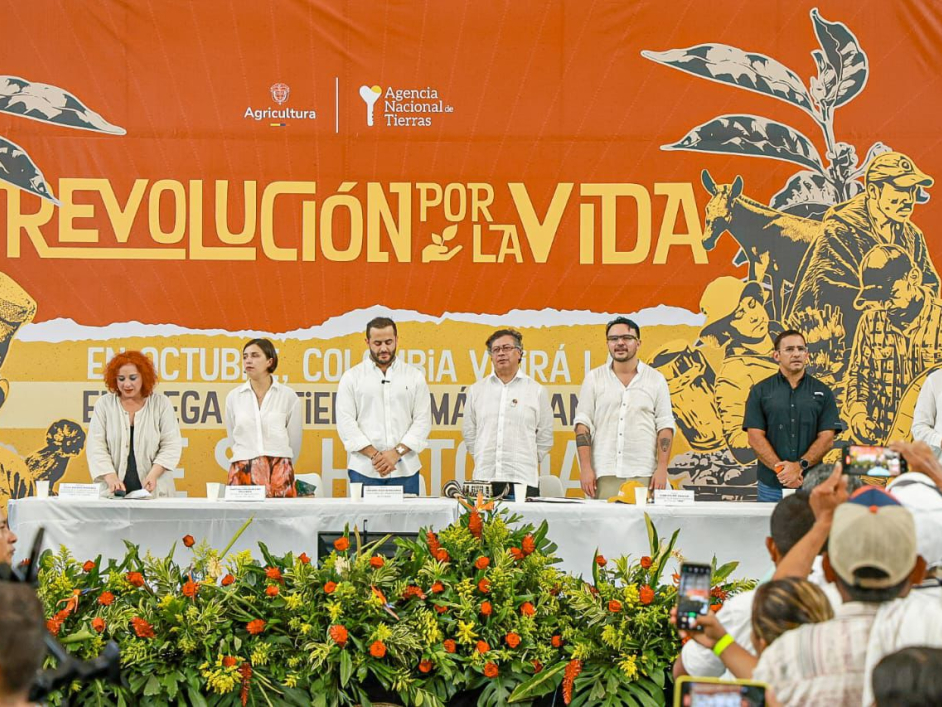 Presidente de la República y directivos en el evento de la ANT.