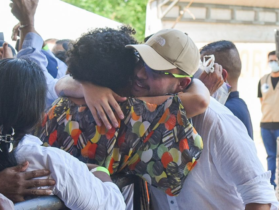 Director de la ANT abrazando a beneficiada.