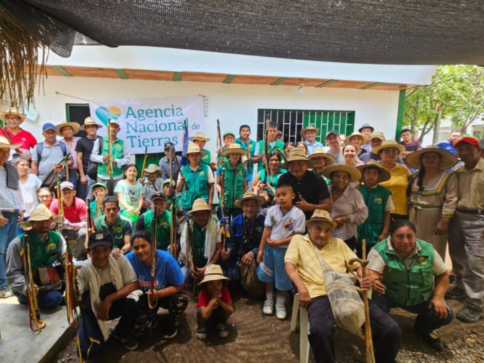 Comunidad indígena y funcionarios de la ANT en el Tolima.