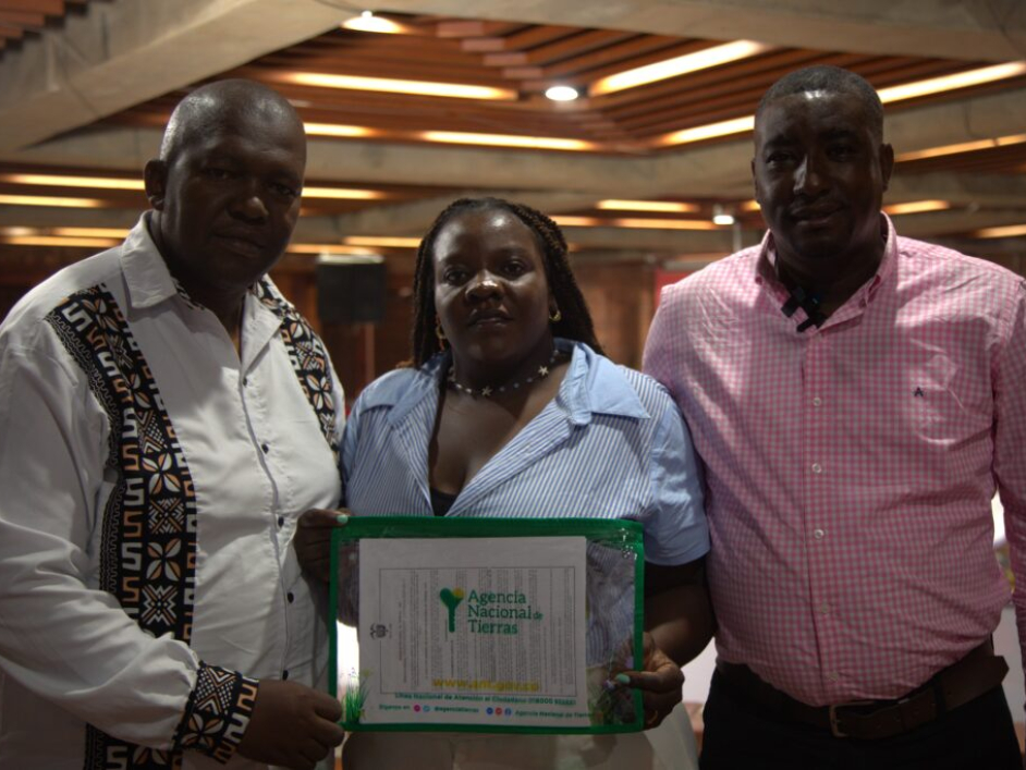 Entrega títulos comunidades negras