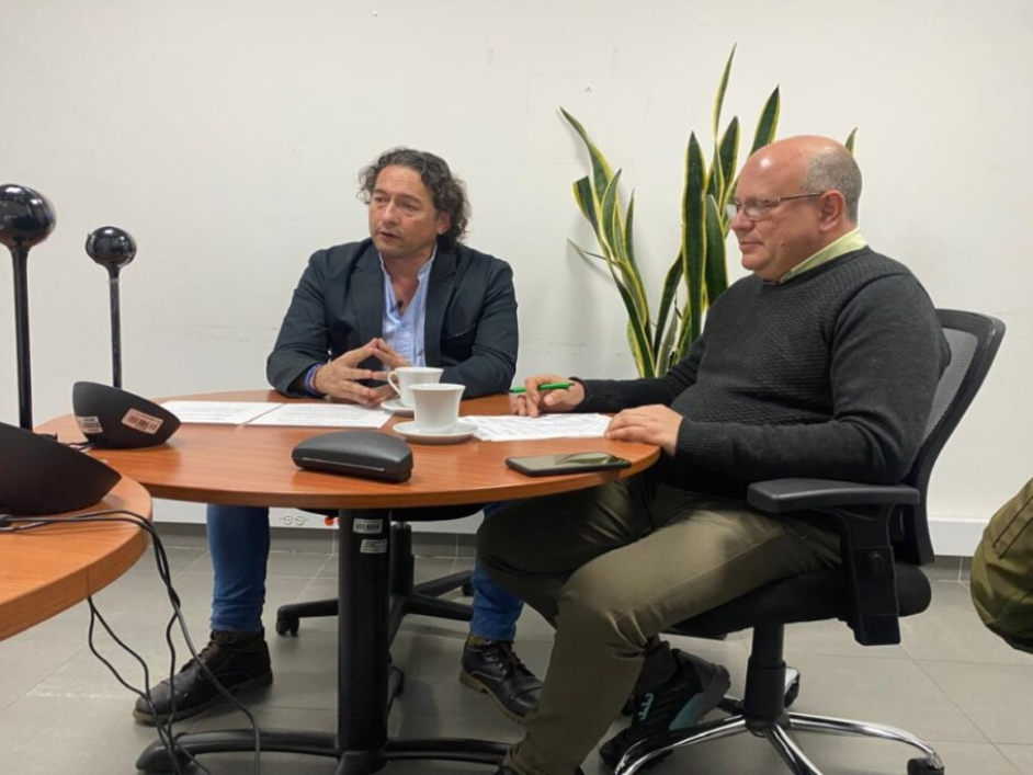 Jefe de oficina del inspector de la gestión de tierras en espacio conociendo la ANT