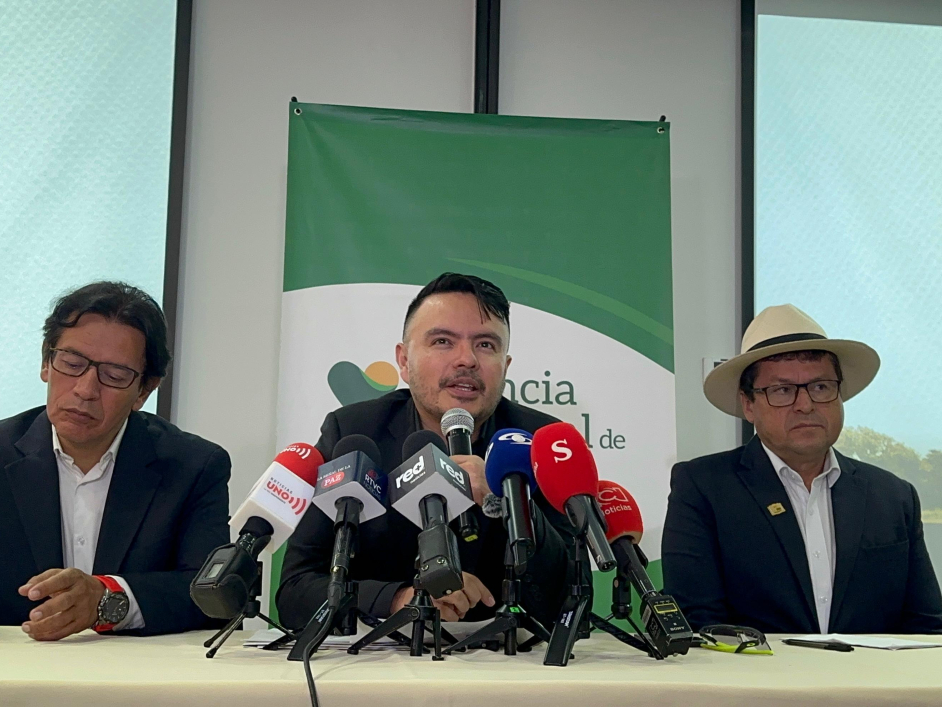 Director ant denuncia cartel de la tierra en rueda de prensa