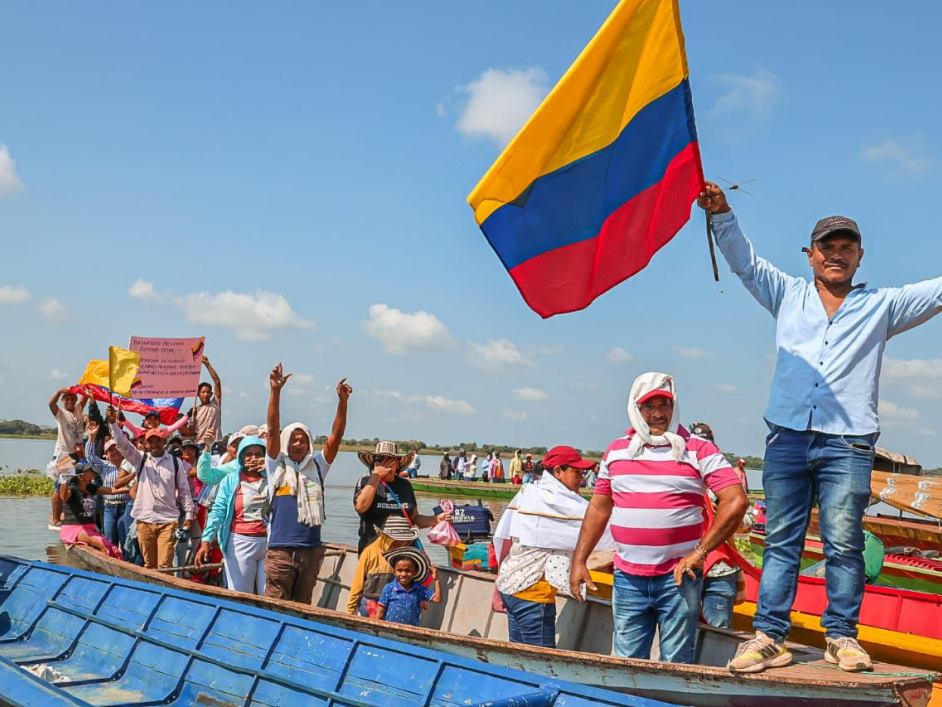 campesinos emocionados sobre barco por recuperación de complejo cenagoso machado de Sucre