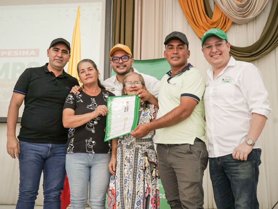 abrego-escenario-primera-entrega-masiva-titulos-agencia-ant