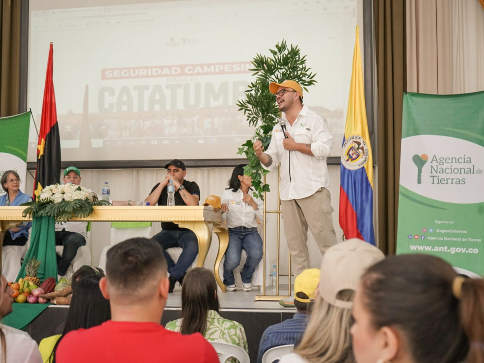 abrego-escenario-primera-entrega-masiva-titulos-agencia-ant