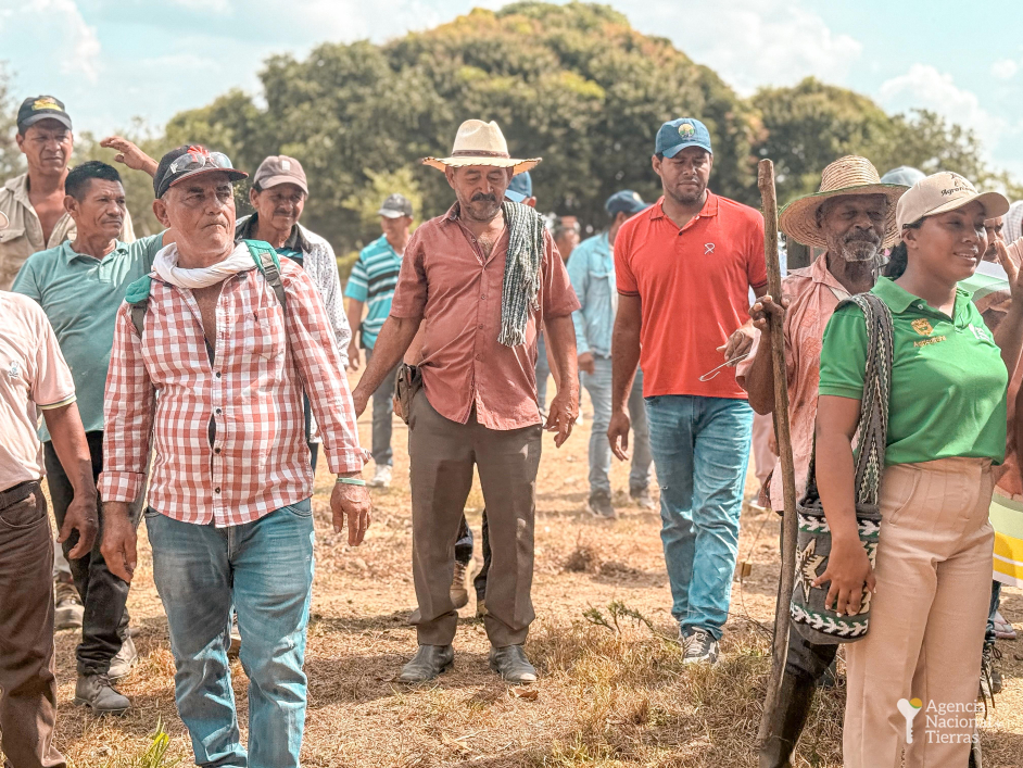 campesinos-y-ant-en-predio-juancho-prada-cesar