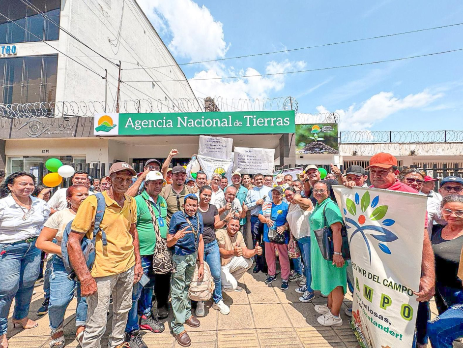 director-ant-junto-funcionarios-y-campesinos-en-maraton-de-comites-municipales