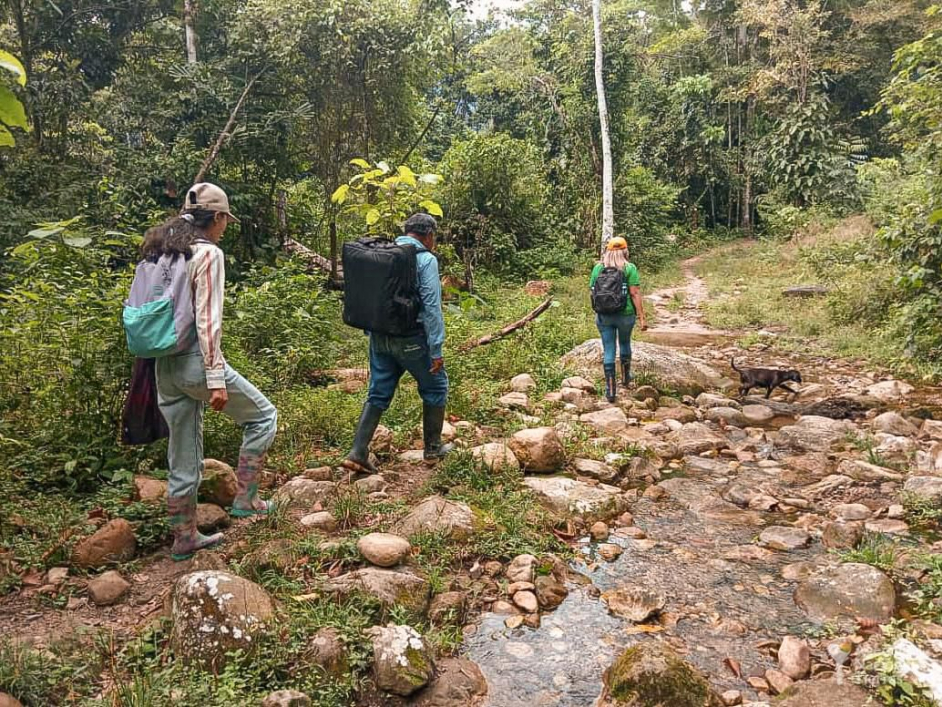 funcionarios-ant-estudiando-tierras-para-adjudicar