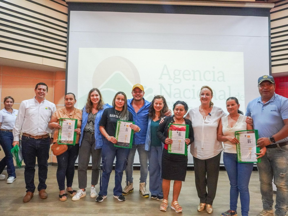 director-ant-junto-a-campesinas-en-asamblea-regional-de-mujeres-rurales