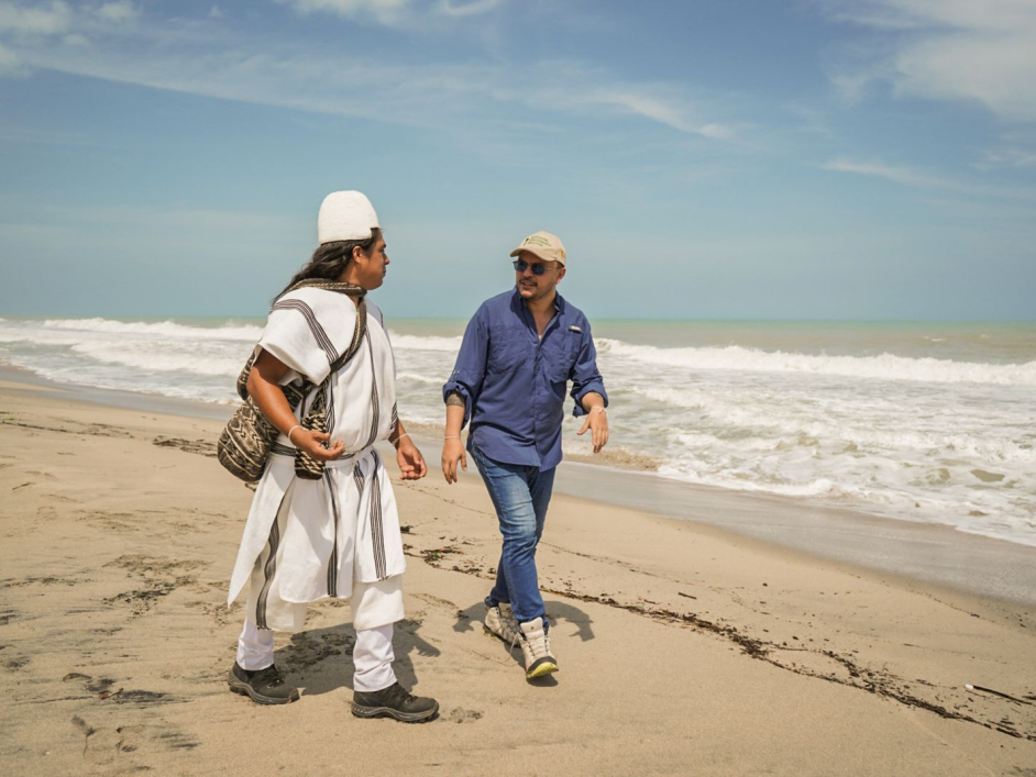 director-ant-junto-a-indigena-arhuaco