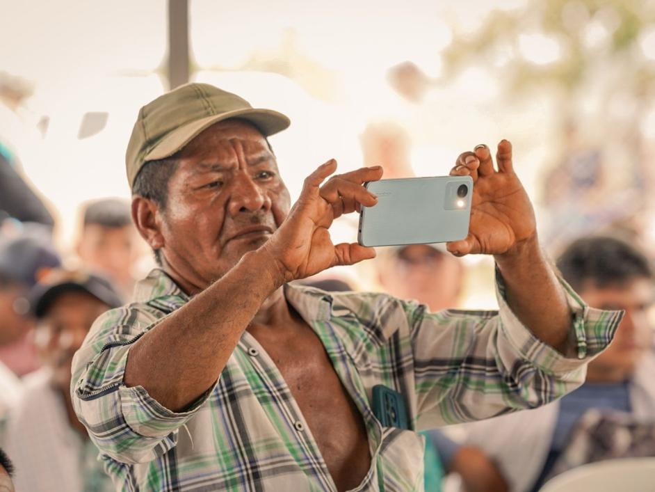 director-ant-junto-campesino-entrega-de-tierras-caguan