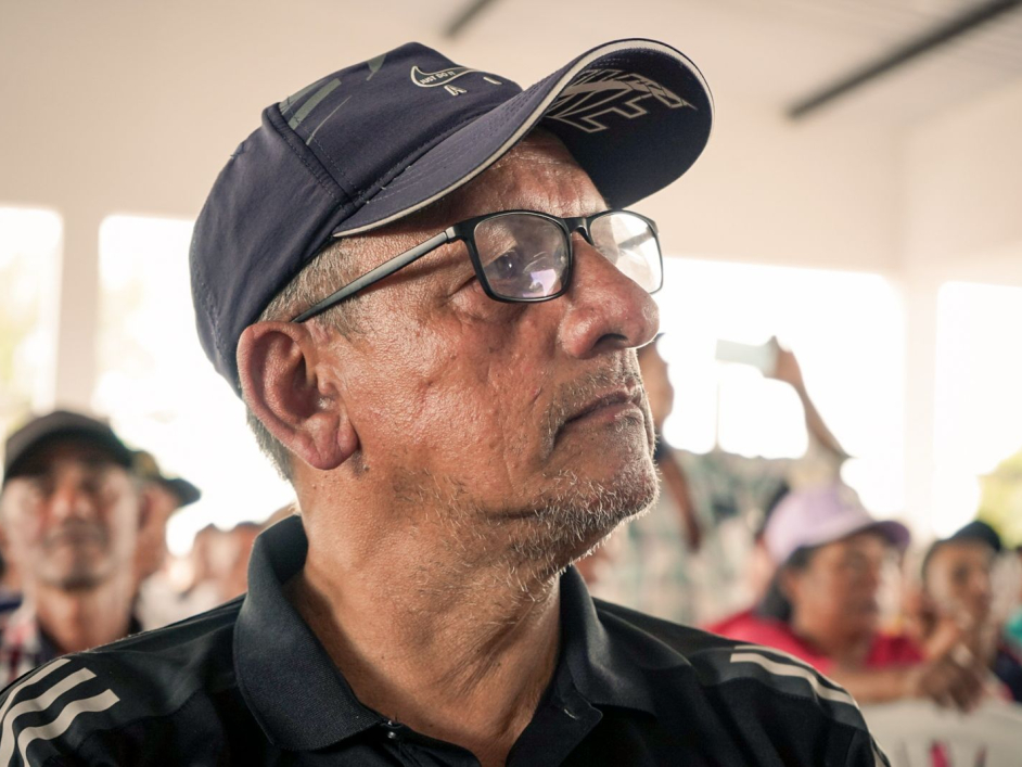 director-ant-junto-campesino-entrega-de-tierras-caguan