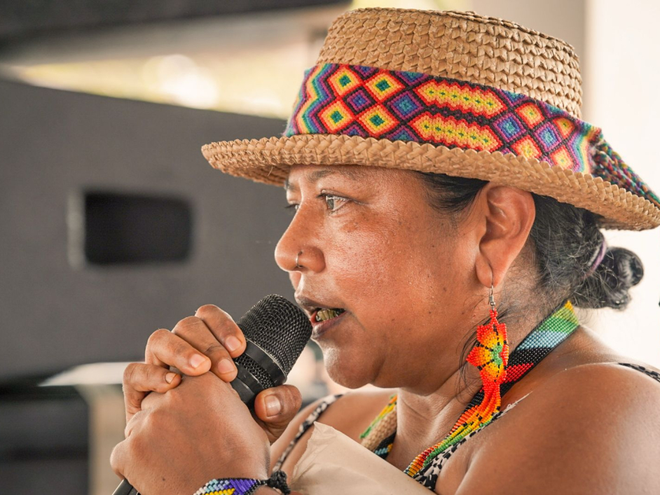 director-ant-junto-campesino-entrega-de-tierras-caguan